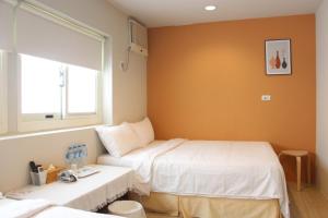 Postel nebo postele na pokoji v ubytování 微趣 WeChill #國華街海安路 #市中心平價住宿 #停車折抵