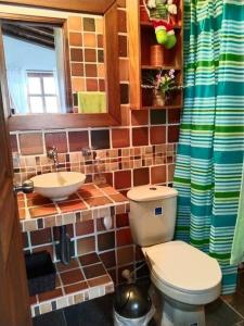um banheiro com vaso sanitário e pia em Samaria, un lugar para descansar y disfrutar em Santa Elena