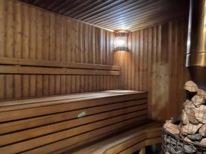 un sauna en bois avec une lumière au-dessus dans l'établissement Polyanskiy Zamok, à Polyana