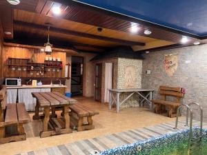 波利亞納的住宿－波利延斯基扎莫克鄉村民宿，一间厨房,内设木桌和长凳