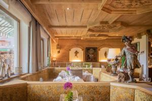 Pokój z posągiem kobiety w pokoju w obiekcie Familien- & Vitalhotel Auenhof w mieście Fulpmes