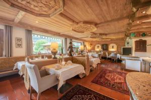restauracja ze stołami i krzesłami w pokoju w obiekcie Familien- & Vitalhotel Auenhof w mieście Fulpmes