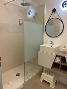 uma casa de banho com um lavatório e um chuveiro em Cosy By DREAM APARTMENTS em Serris