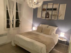 Ένα ή περισσότερα κρεβάτια σε δωμάτιο στο Cosy By DREAM APARTMENTS