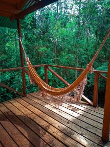 una hamaca en una terraza de madera en el bosque en Cabaña Megara - Complejo Marea en Tigre