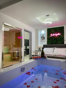 una sala de estar con una bañera con flores rojas. en Arizona Motel, en Castel Volturno