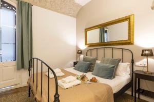 Posteľ alebo postele v izbe v ubytovaní Central Suites Barcelona