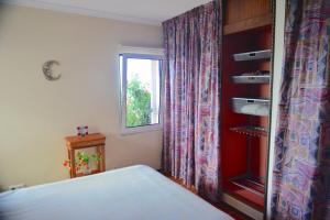 a bedroom with a bed and a window at Apartamento Romantico by the Ocean in Caniço