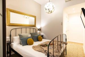 Posteľ alebo postele v izbe v ubytovaní Central Suites Barcelona
