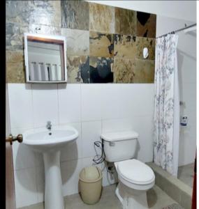 Koupelna v ubytování LA CASA MANGLAR Cabañas