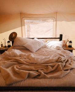 een groot bed in een slaapkamer met een raam bij SoCal Camping in Kernville