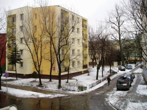 a building on a street with snow on the ground at Luksusowe Apartamenty Łódź in Łódź