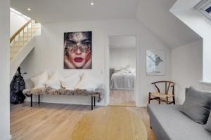 ein Wohnzimmer mit einem Sofa und einem Bett in der Unterkunft Bath tub penthouse in the city in Aalborg