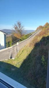 una vista de la carretera desde la ventana de un vehículo en Pension Horvath, en Sankt Kanzian