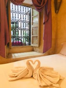 מיטה או מיטות בחדר ב-Riad Green Palm