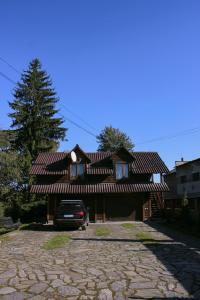 una casa con una macchina parcheggiata di fronte di Чорногірський Вітер a Verkhovyna