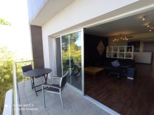 奇瓦的住宿－Villa Moderna，阳台配有桌椅,享有风景。