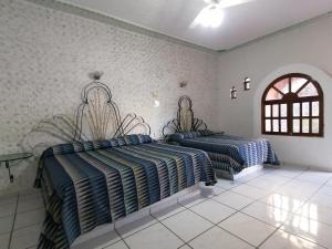 une chambre avec deux lits et une fenêtre dans l'établissement Hotel Providencia, à Talpa de Allende 20 autres photos