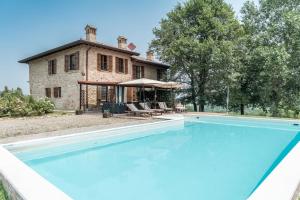 サルソマッジョーレ・テルメにあるVilla Manganina - Tabiano Castle Country Villasの家の前の大型スイミングプール