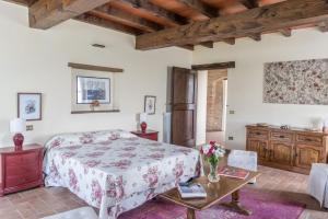 サルソマッジョーレ・テルメにあるVilla Manganina - Tabiano Castle Country Villasのベッドとテーブルのある寝室