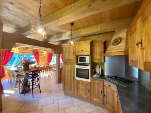 Nhà bếp/bếp nhỏ tại Chalet les Noisetiers