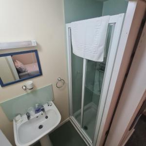 Et badeværelse på Glenmoore Guest House