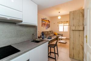 een keuken en een woonkamer met een bank bij CASA ADA in Melenara