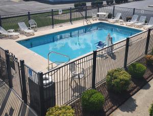 une piscine entourée d'une clôture dans l'établissement Quality Inn Scottsboro US/72-Lake Guntersville Area, à Scottsboro