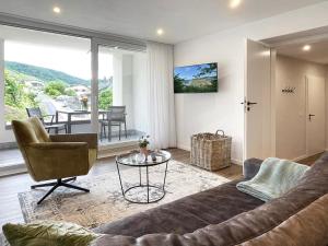 una sala de estar con un sofá y una mesa en Villa Burglay, en Zell an der Mosel
