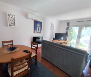 ein Wohnzimmer mit einem Sofa und einem Tisch in der Unterkunft Casa Morgado in Tavira