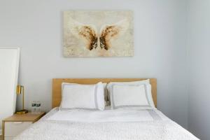 The Longmont Luxury Condo in the heart of providence tesisinde bir odada yatak veya yataklar