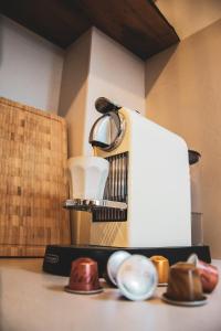 une cafetière assise au-dessus d'un comptoir dans l'établissement TatryView Apartments by KingDubaj, à Veľká Lomnica