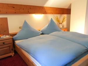Ein Bett oder Betten in einem Zimmer der Unterkunft Haus am Reschenberg Ferienwohnungen