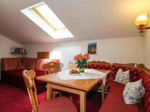 ein Wohnzimmer mit Tisch und Couch in der Unterkunft Haus am Reschenberg Ferienwohnungen in Ramsau bei Berchtesgaden