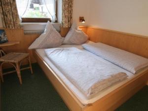Ein Bett oder Betten in einem Zimmer der Unterkunft Haus am Reschenberg Ferienwohnungen