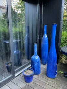 un groupe de vases bleus assis sur un rebord de fenêtre dans l'établissement La Villa 1901, à Nancy