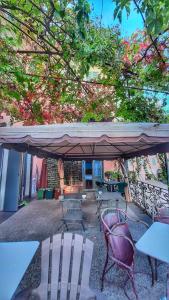 un grupo de mesas y sillas bajo una sombrilla de patio en B&B La Veranda - Iseo, en Iseo