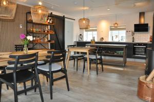 cocina y comedor con mesa y sillas en Kærgaard en Roskilde