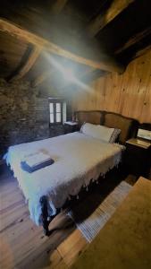 - une chambre avec un lit dans une pièce en bois dans l'établissement Casa de Cima, à Lousã