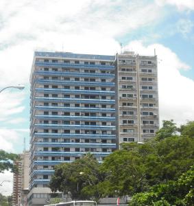 un edificio alto con árboles delante de él en Apartamento en Asunción amoblado y equipado, en Asunción