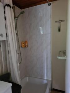baño con ducha con cortina blanca en Rent & Relax: De steiger, en Geel