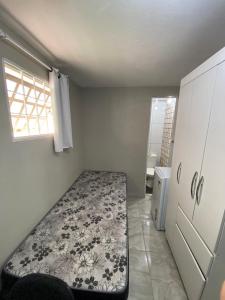 una camera con un letto nell'angolo di una stanza di Morar Bem a San Paolo