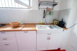 A kitchen or kitchenette at Casa Sass