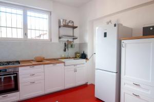A kitchen or kitchenette at Casa Sass