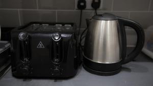 ein schwarzer und silberner Toaster auf einer Küchentheke in der Unterkunft Comfortable stay in Shirley, Solihull - Room 3 in Olton