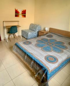 um quarto com uma cama, uma secretária e uma cadeira em Well refined apartment - stunning pool em Palm-mar