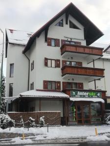 ポイアナ・ブラショフにあるApartament de inchiriat Interski Poiana Brasov Maraの雪の大きな建物