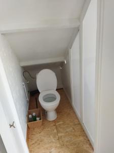 uma casa de banho com WC num pequeno quarto em Beatrice's gardens em Nivelles