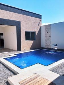 卡莫辛的住宿－Casa Marilago，大楼前的大型蓝色游泳池