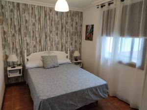 Las ErasにあるCasa Cielito Lindoのベッドと窓のある小さな寝室 +66枚の写真